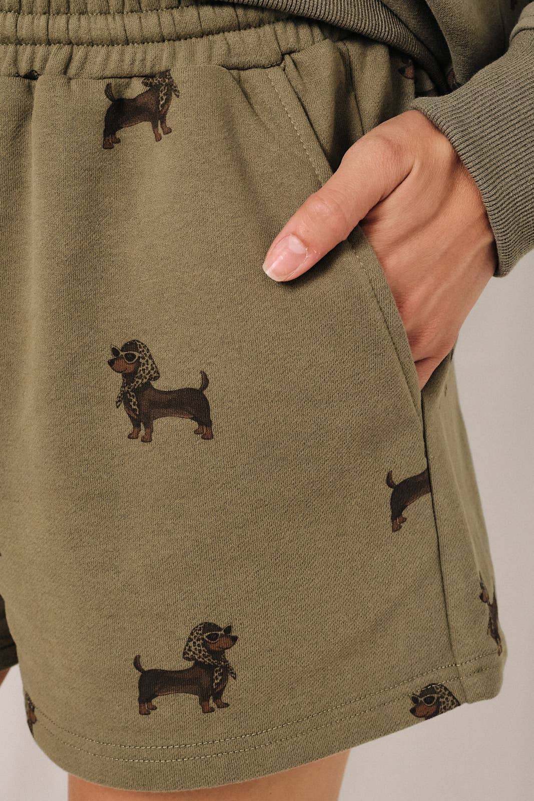 HIGH RISE WEENIE ALL OVER PRINT SWEATSHORT: MELANGE / M