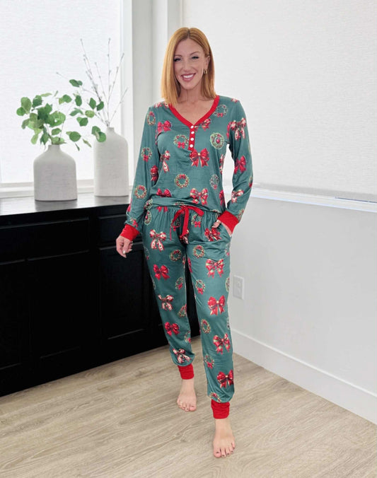 Shirley & Co Green Bows and Wreath LS Jogger Pajamas