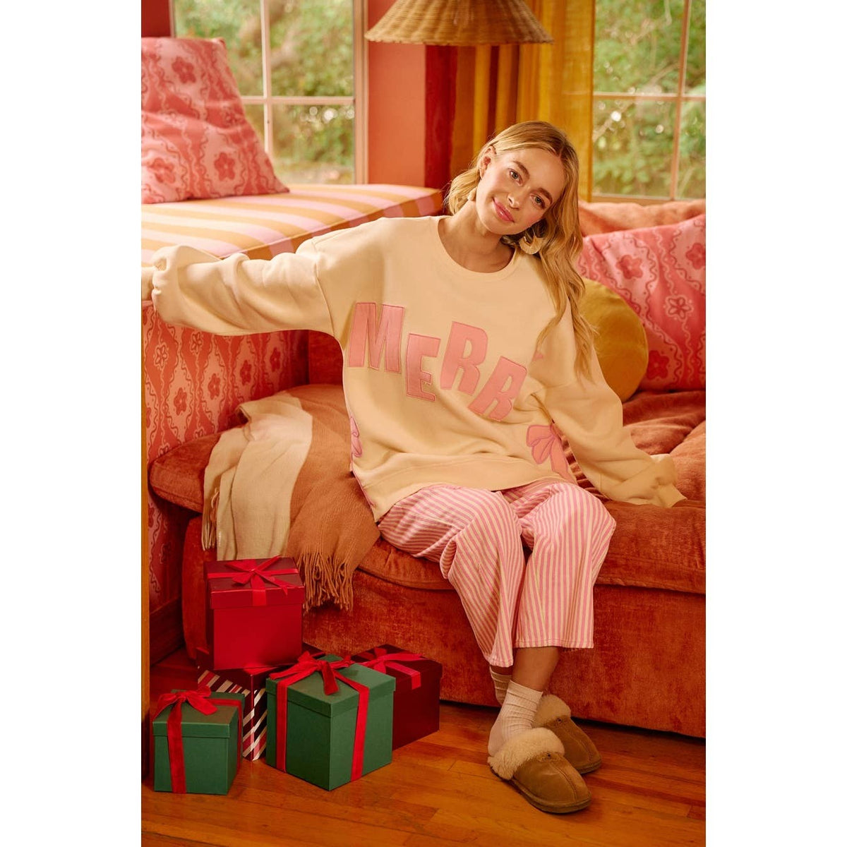 MERRY SIDE BOW PATCHES CHRISTMAS FLEECE SWEATSHIRT: RED/PINK / L
