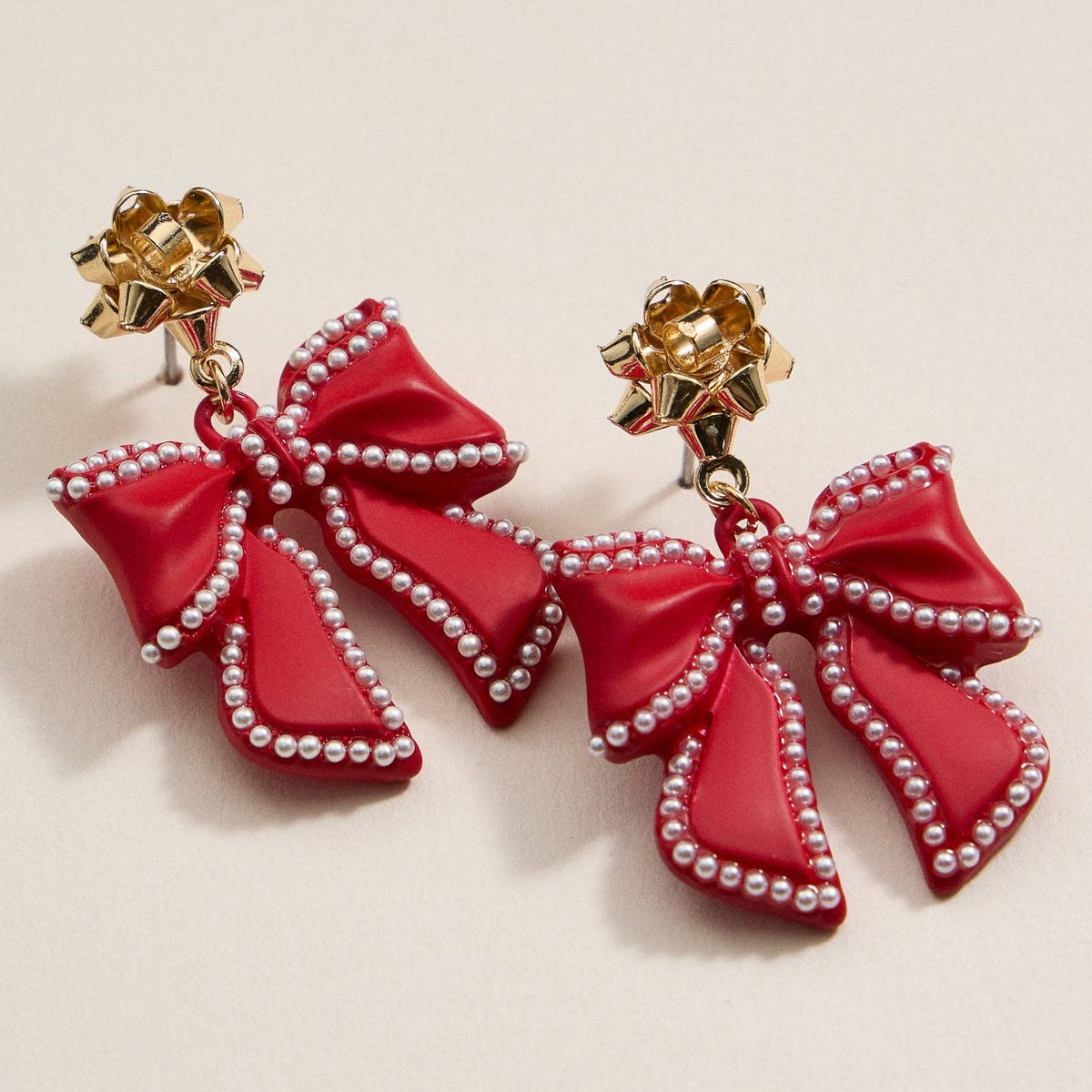 Christmas Bow Enamel | Pearl Trimmed Dangling Earrings: Red / One / 4SE31079