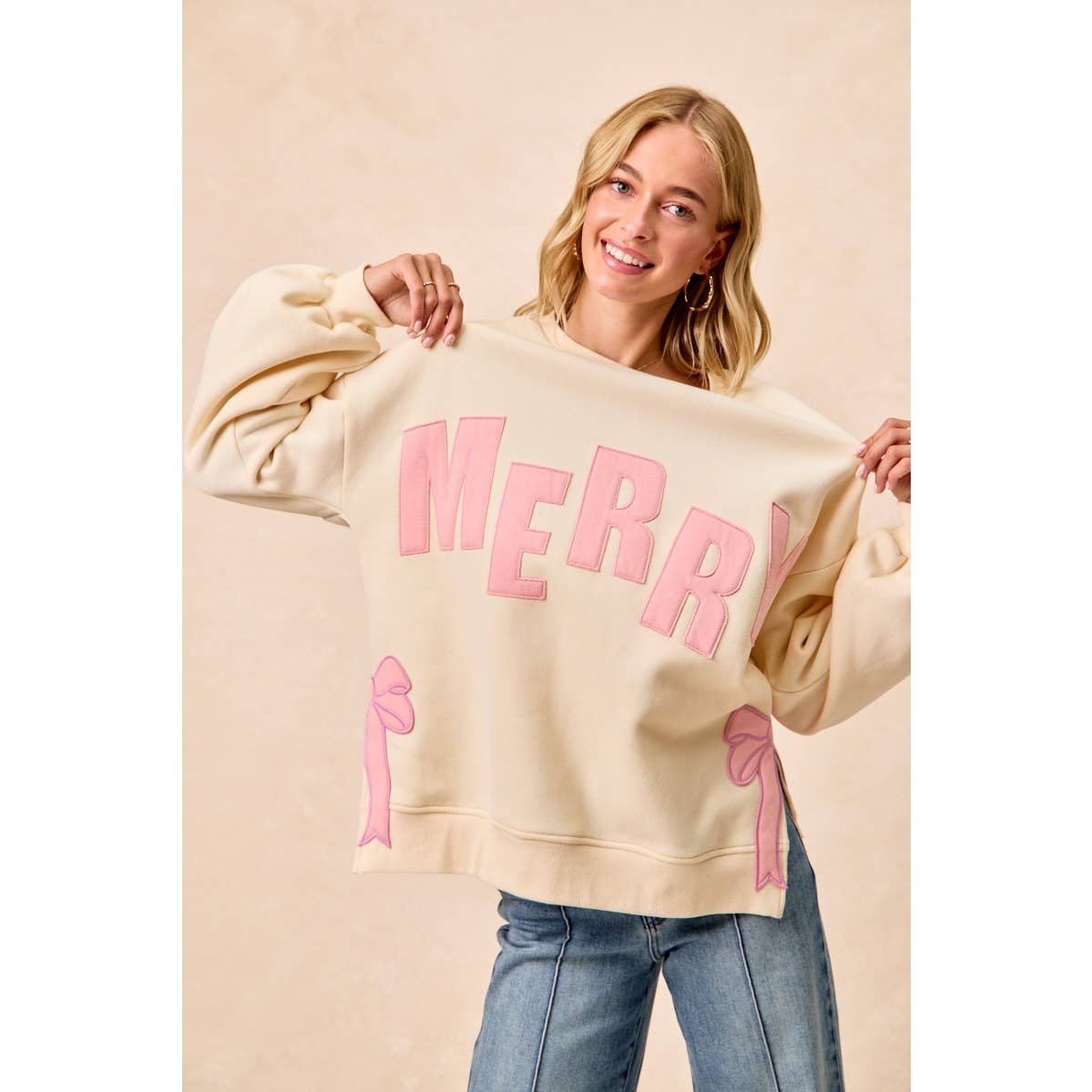 MERRY SIDE BOW PATCHES CHRISTMAS FLEECE SWEATSHIRT: RED/CREAM / L