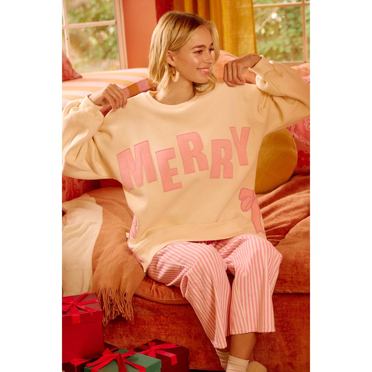 MERRY SIDE BOW PATCHES CHRISTMAS FLEECE SWEATSHIRT: RED/CREAM / M