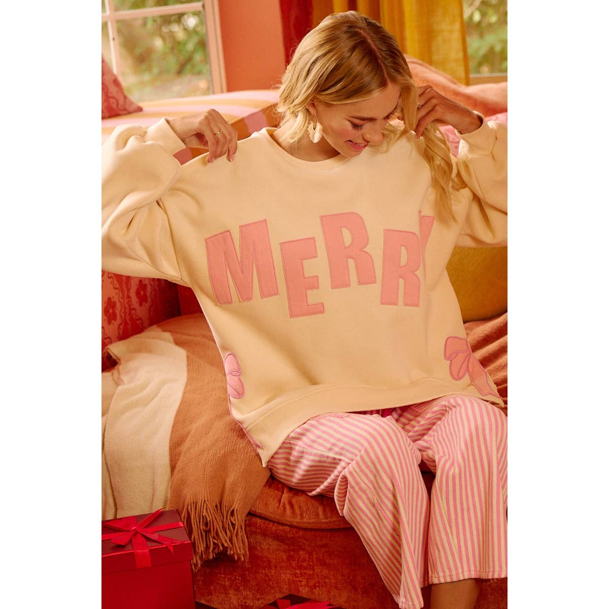 MERRY SIDE BOW PATCHES CHRISTMAS FLEECE SWEATSHIRT: CREAM/RED / S