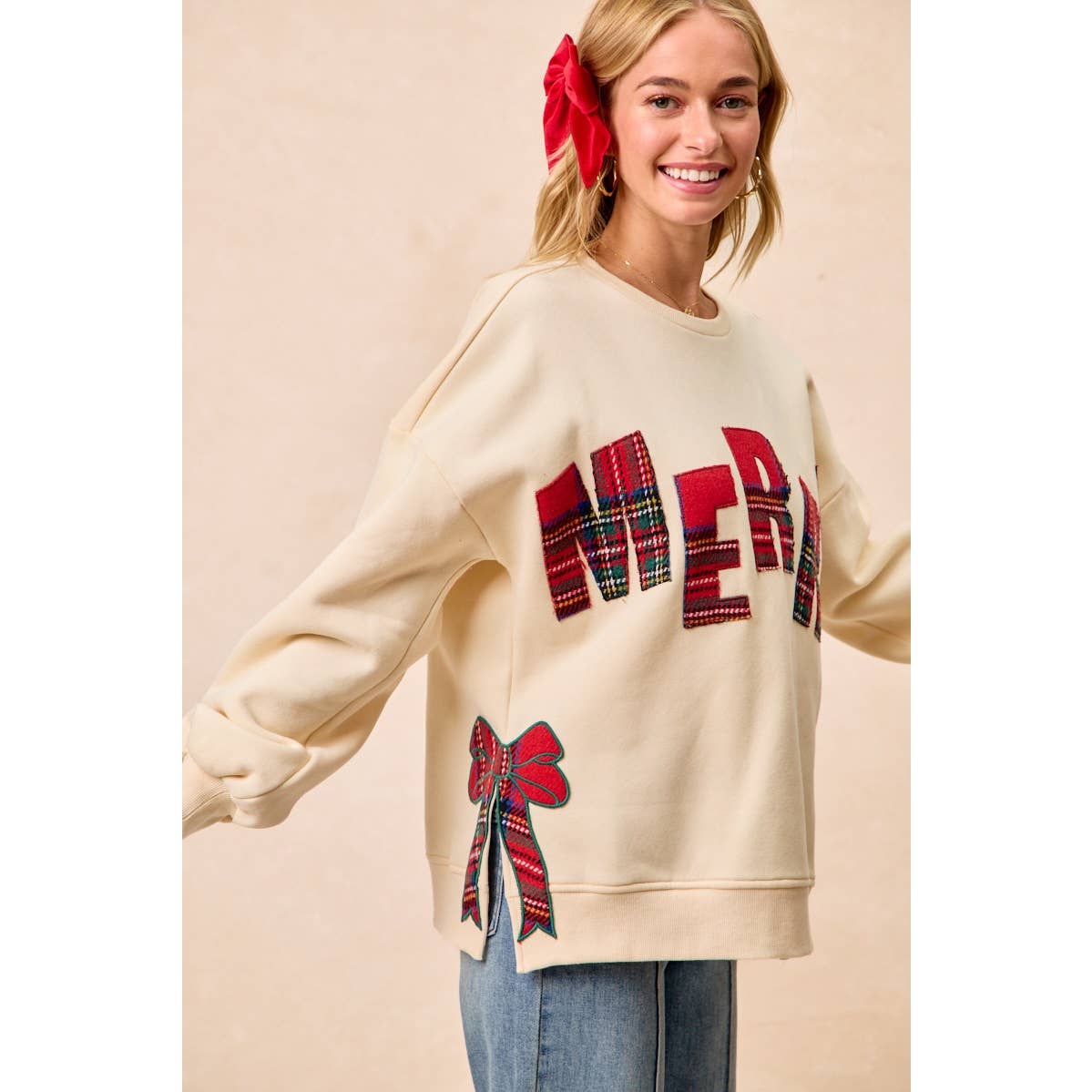 CHRISTMAS PLAID MERRY SIDE BOW PATCHES SWEATSHIRT: CREAM/RED PLAID / XL