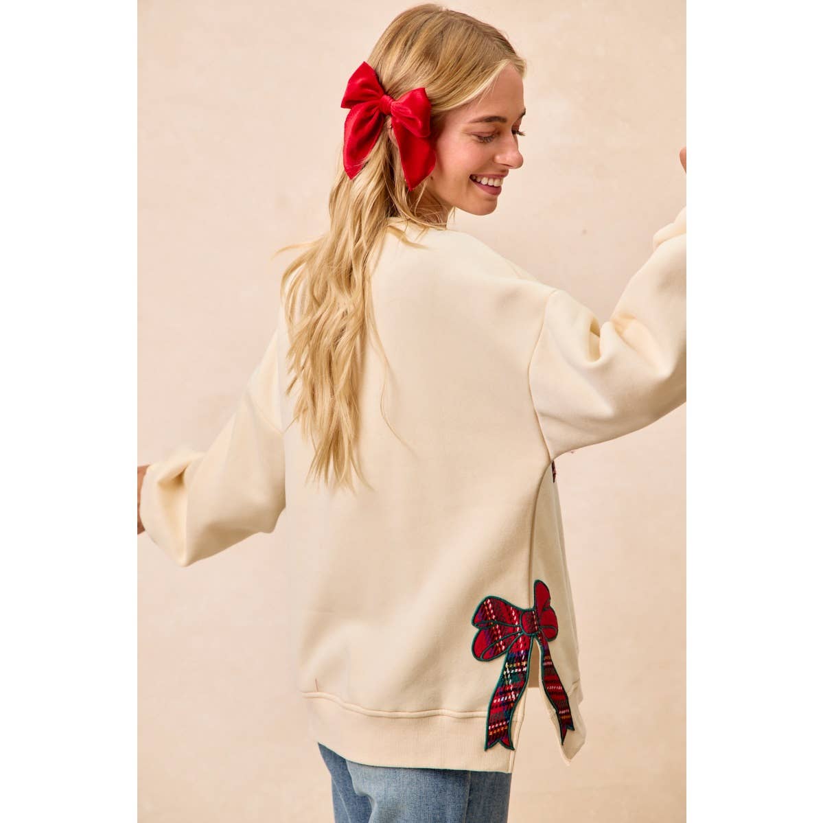 CHRISTMAS PLAID MERRY SIDE BOW PATCHES SWEATSHIRT: CREAM/RED PLAID / M