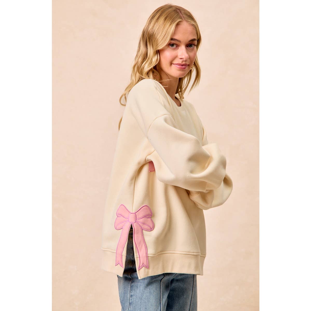 MERRY SIDE BOW PATCHES CHRISTMAS FLEECE SWEATSHIRT: CREAM/RED / L