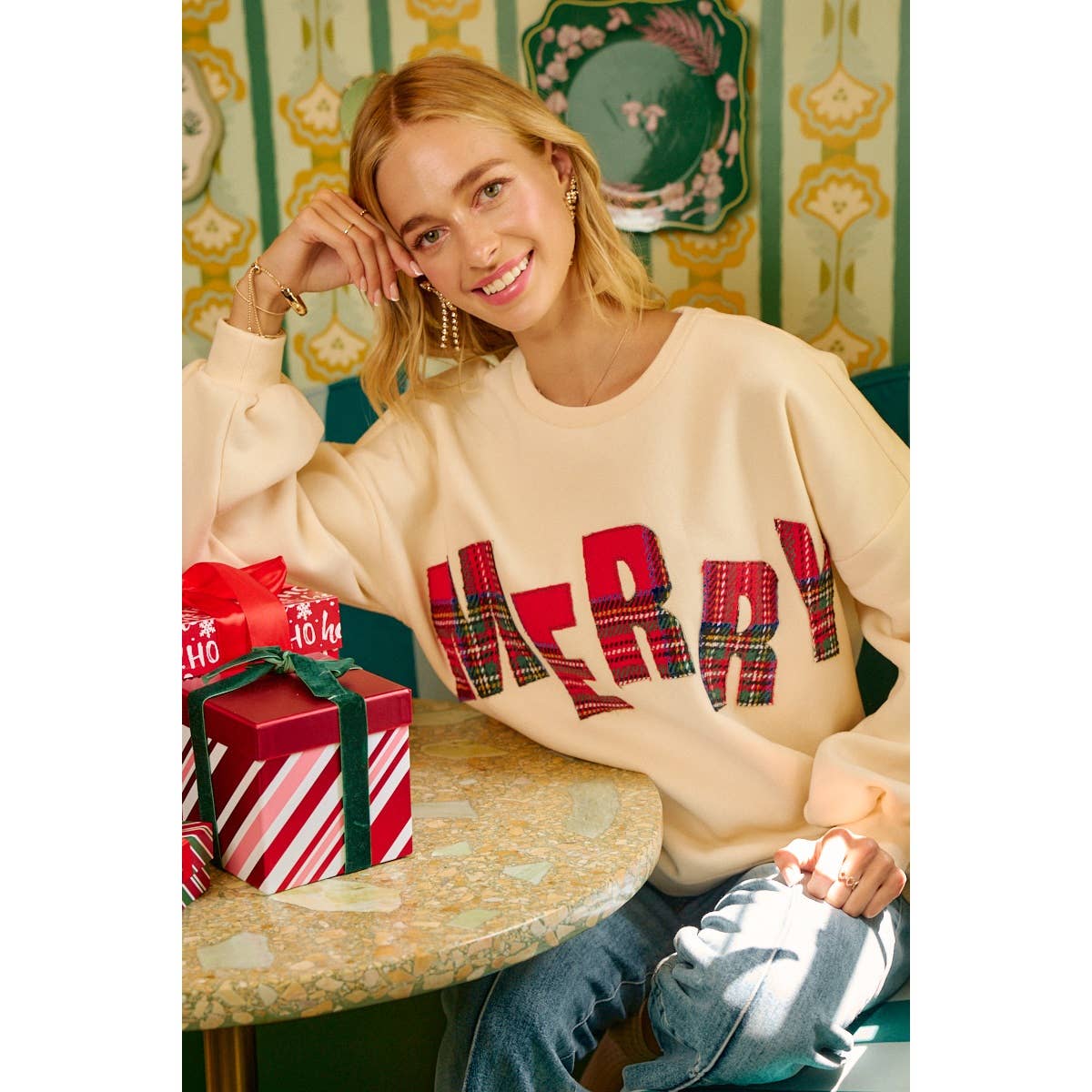 CHRISTMAS PLAID MERRY SIDE BOW PATCHES SWEATSHIRT: CREAM/RED PLAID / M