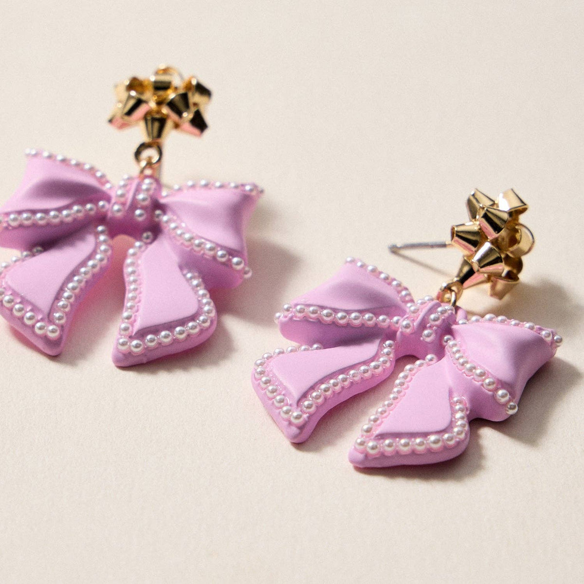 Christmas Bow Enamel | Pearl Trimmed Dangling Earrings: Red / One / 4SE31079