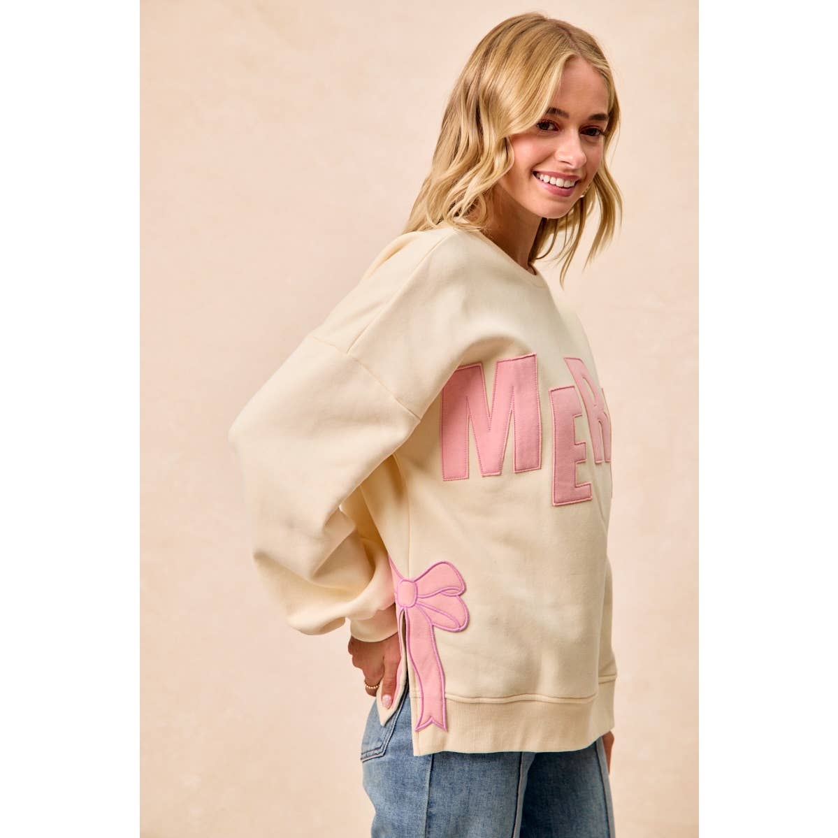 MERRY SIDE BOW PATCHES CHRISTMAS FLEECE SWEATSHIRT: RED/PINK / S