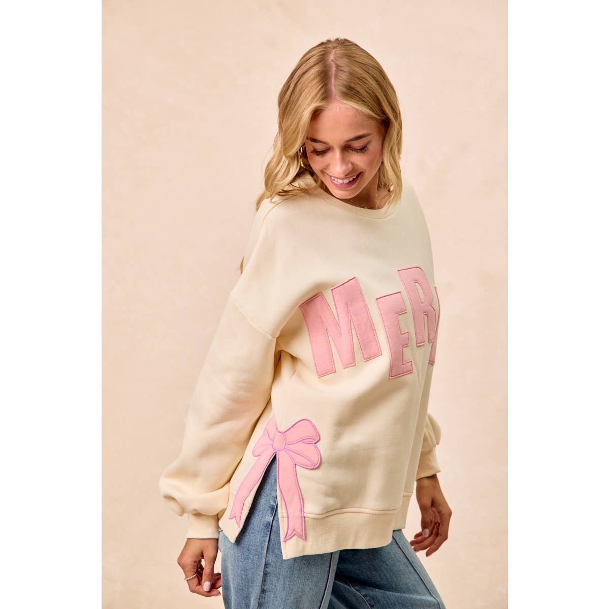 MERRY SIDE BOW PATCHES CHRISTMAS FLEECE SWEATSHIRT: RED/CREAM / M