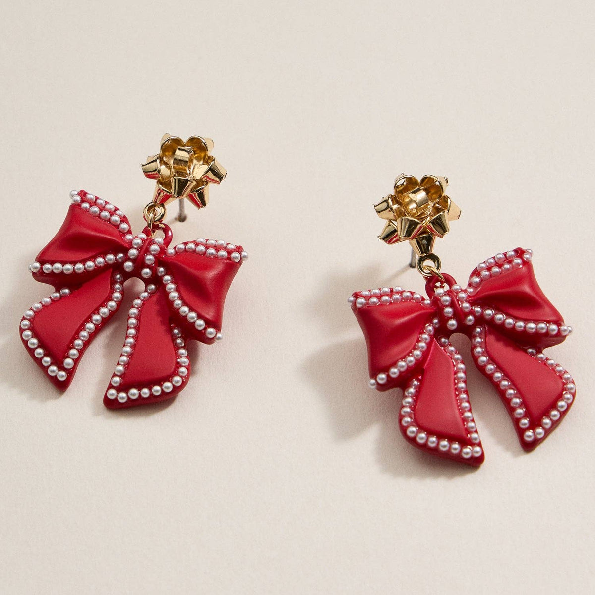 Christmas Bow Enamel | Pearl Trimmed Dangling Earrings: Red / One / 4SE31079