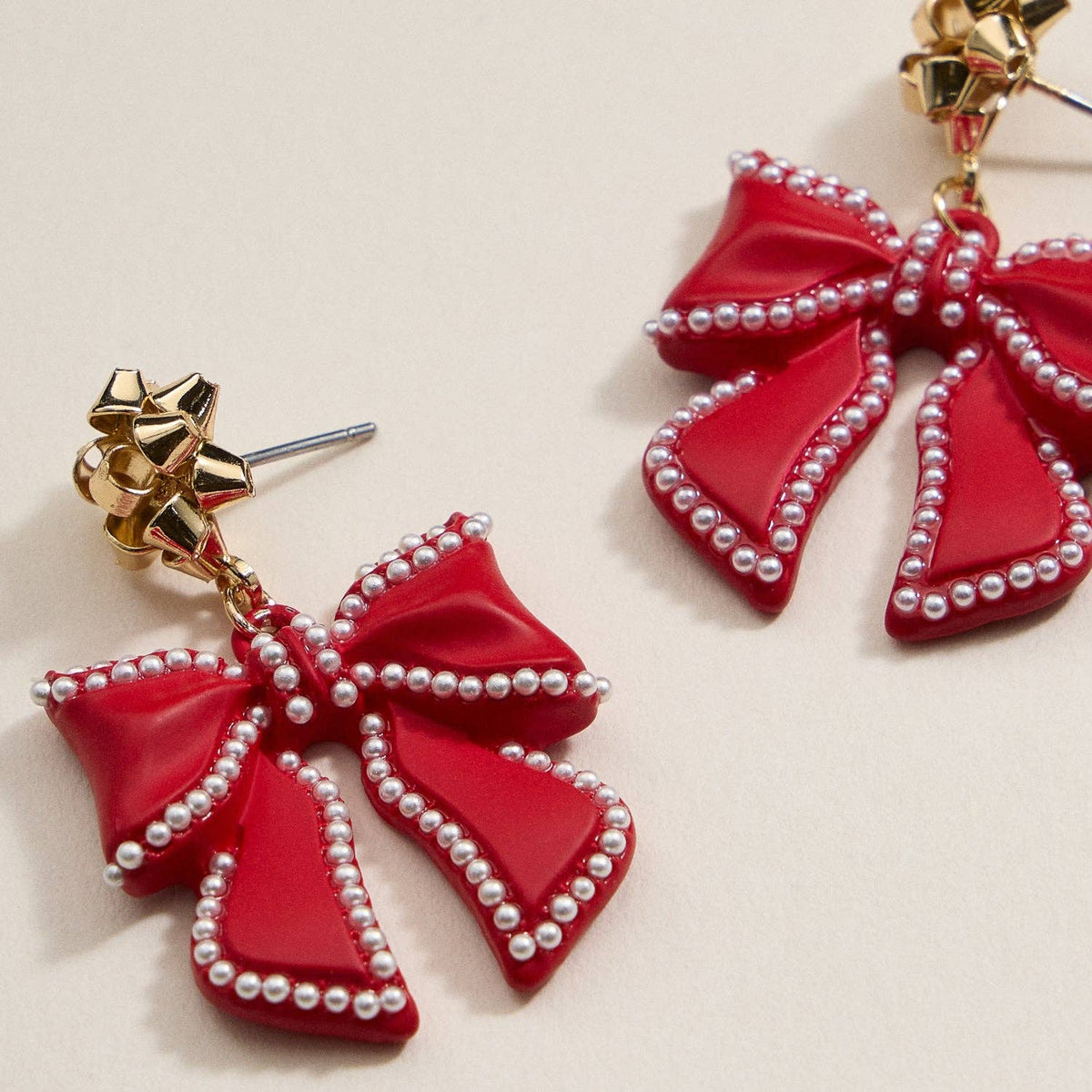 Christmas Bow Enamel | Pearl Trimmed Dangling Earrings: Red / One / 4SE31079