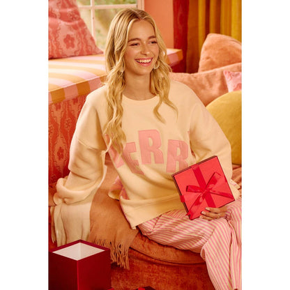 MERRY SIDE BOW PATCHES CHRISTMAS FLEECE SWEATSHIRT: CREAM/RED / S